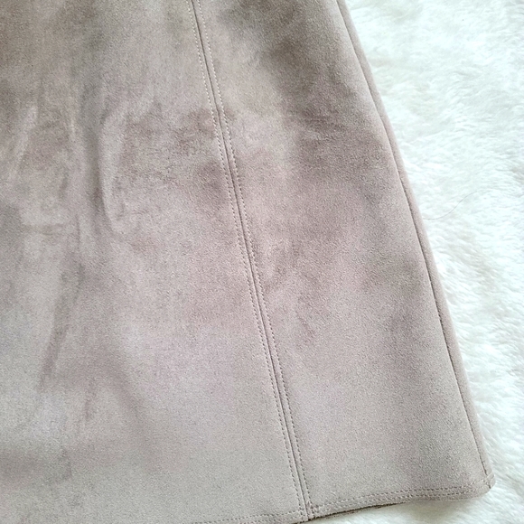 Aritzia Babaton Faux Suede Mini Skirt in Beige Size 00 - Picture 4 of 12